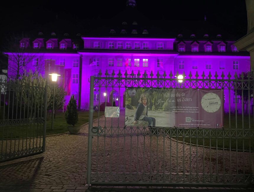 Beleuchtung anlässlich des WORLD SANFILIPPO AWARENESS DAY vom 16.11.2025